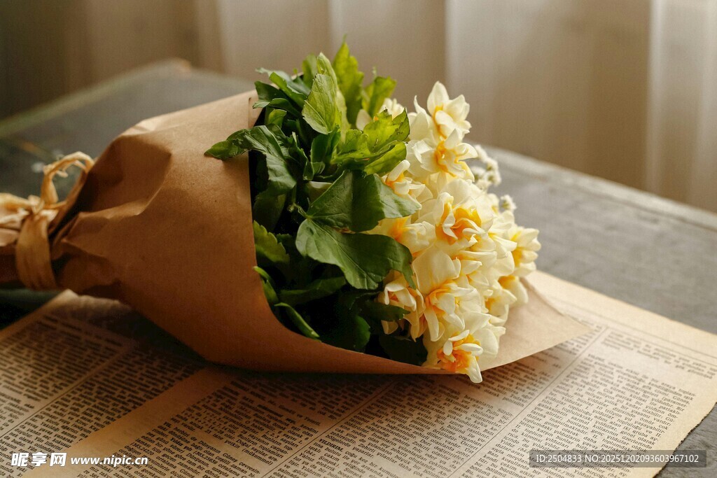 纸裹清新花束置于桌