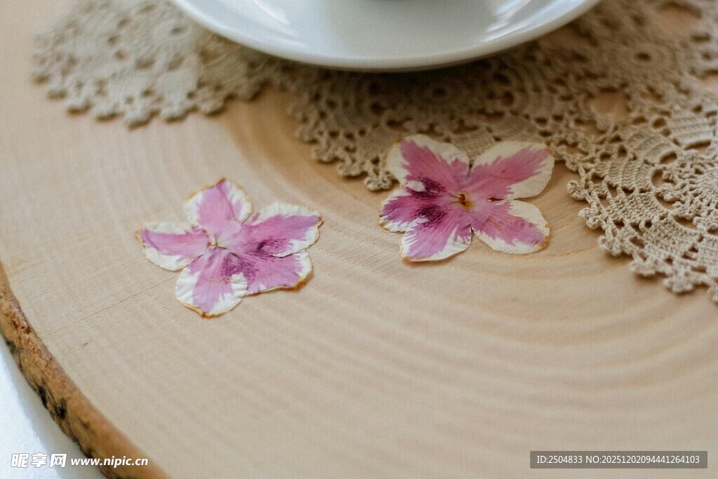 木质盘上的两朵精致小花