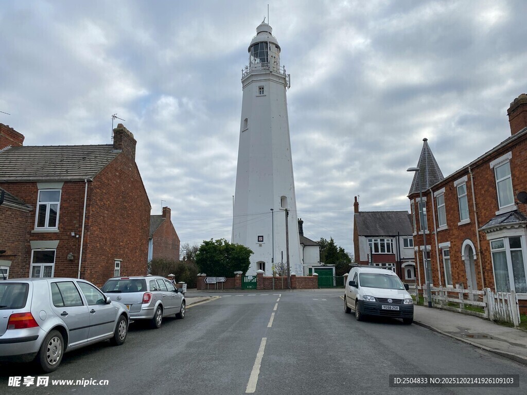 街道尽头的高耸白色灯塔