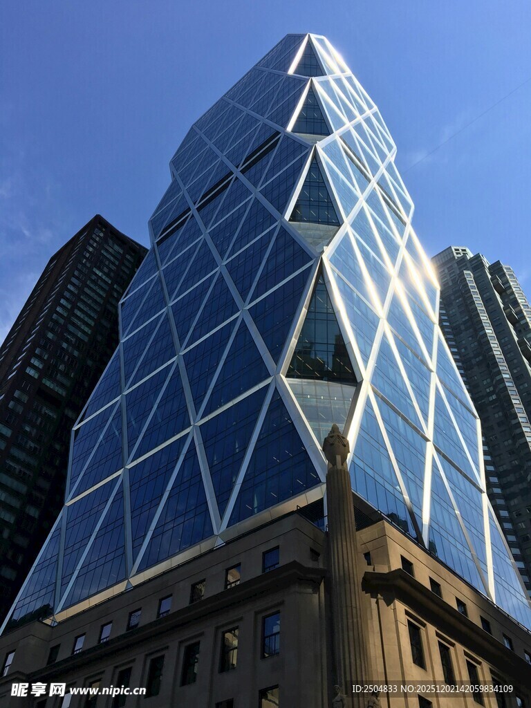 现代几何风格玻璃摩天大楼