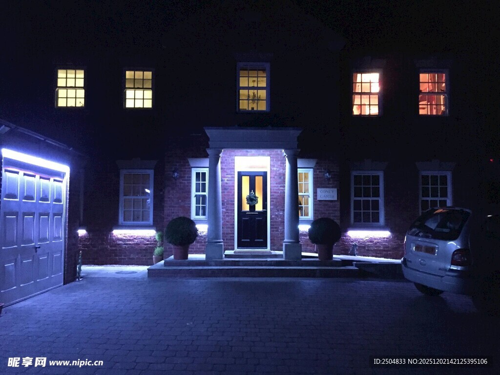 夜晚灯火通明的温馨住宅