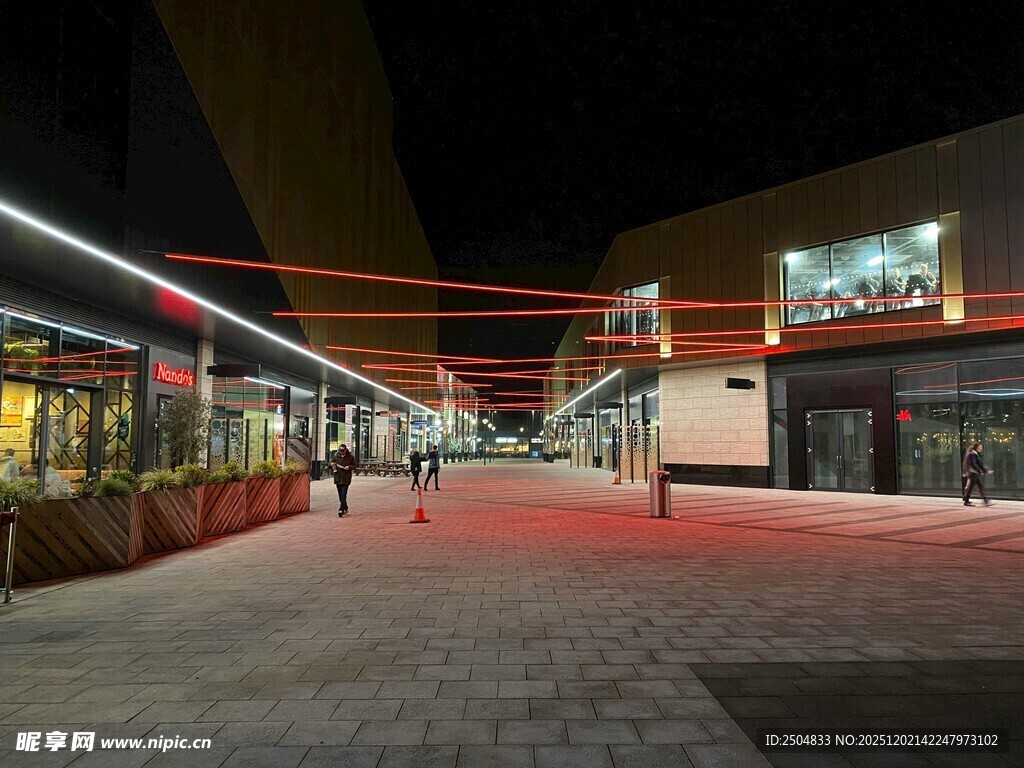 夜晚商业街的静谧景象