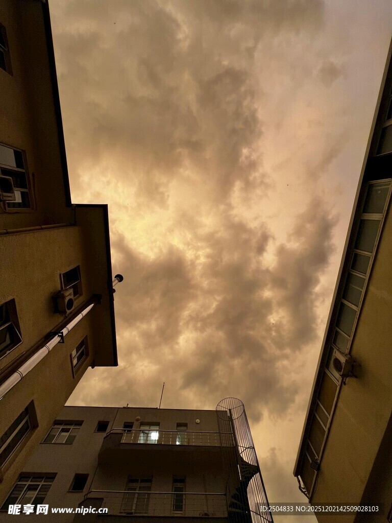 黄昏下楼宇间的绚烂天空