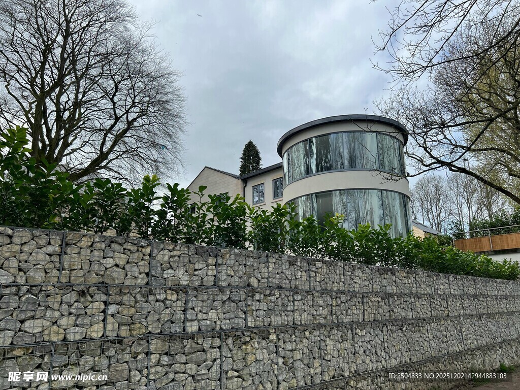 石墙后的圆顶现代住宅