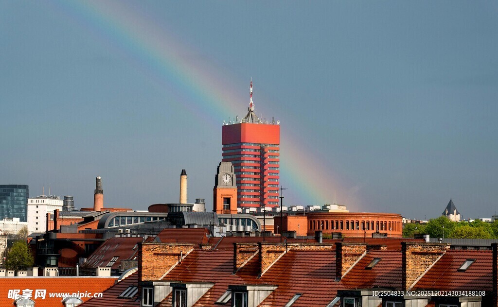 城市上空彩虹横跨天际