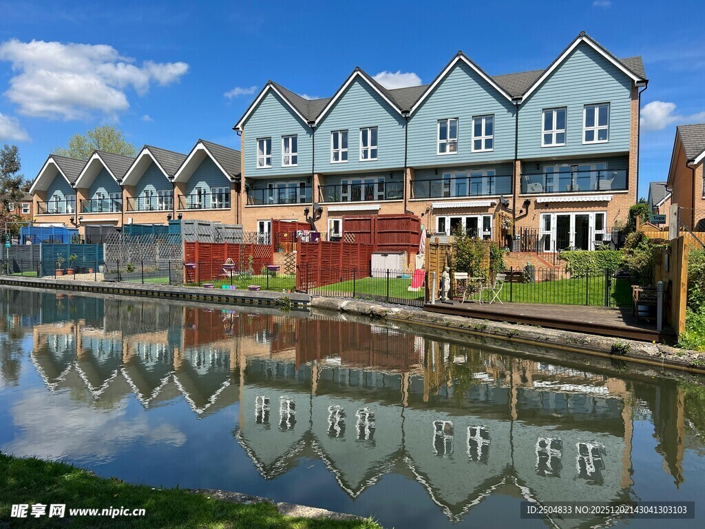 河畔多彩房屋倒影美景