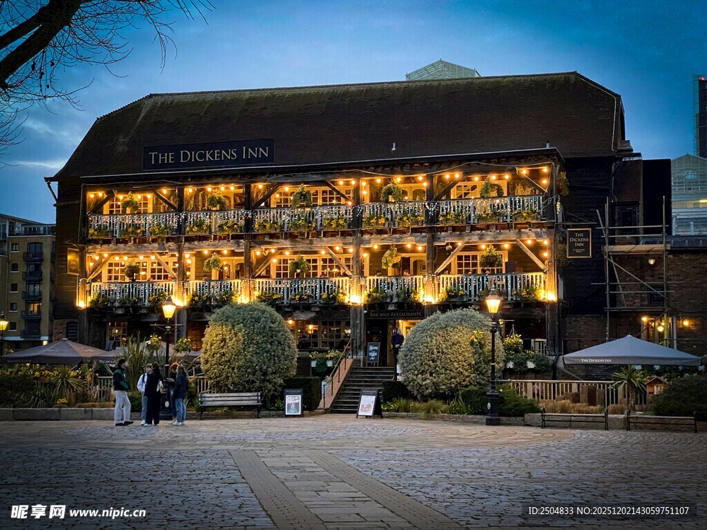 夜晚灯火璀璨的欧式建筑