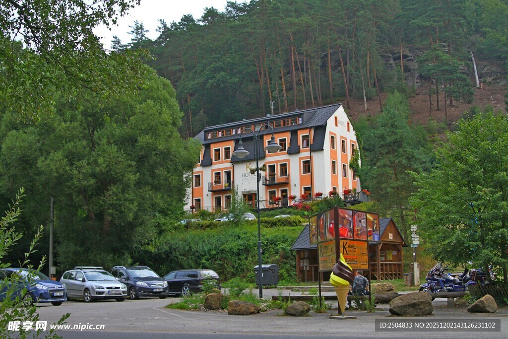 山间别墅旁的停车场景象