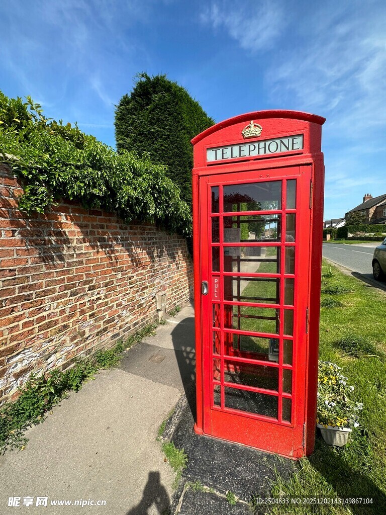 英国街头红色复古电话亭