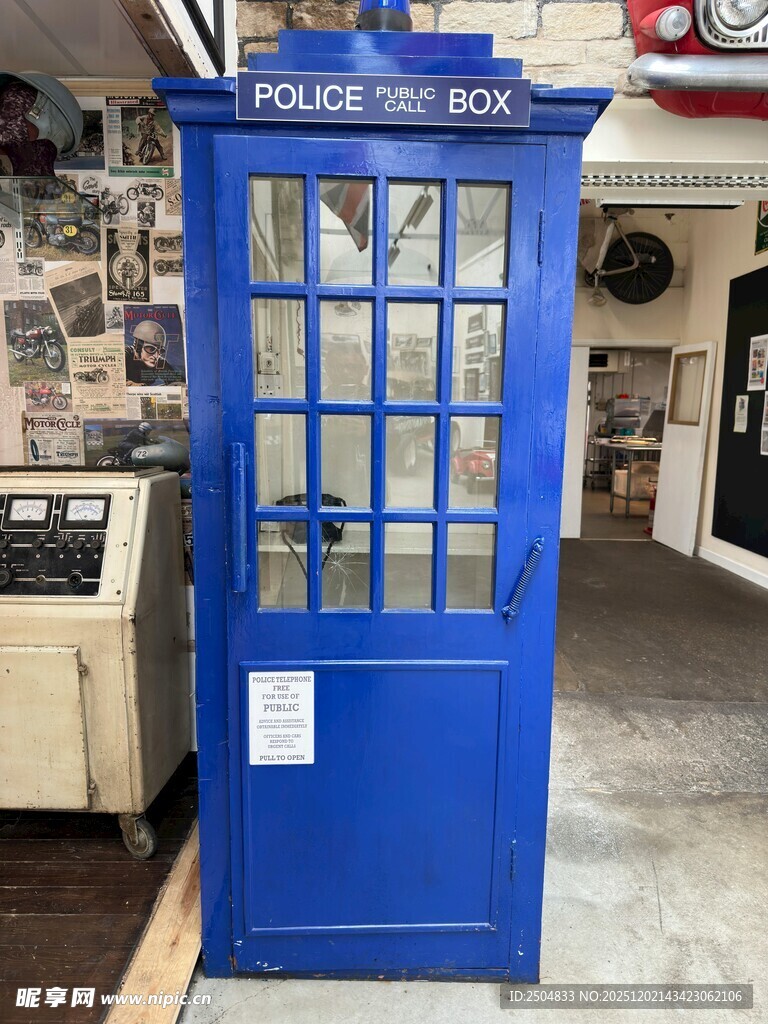 复古蓝色英国电话亭