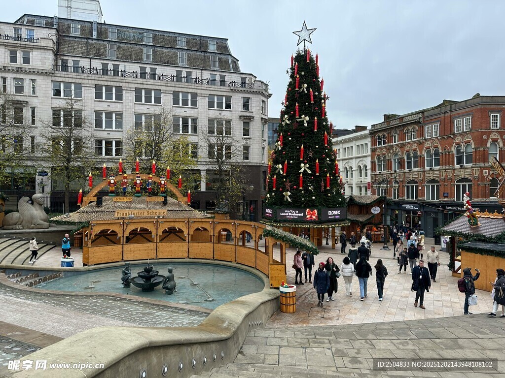 城市广场的圣诞欢乐景象