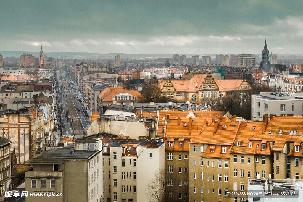 俯瞰多彩屋顶的城市景观