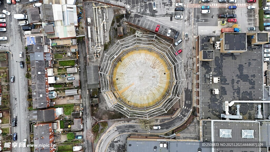 俯瞰圆形建筑施工现场