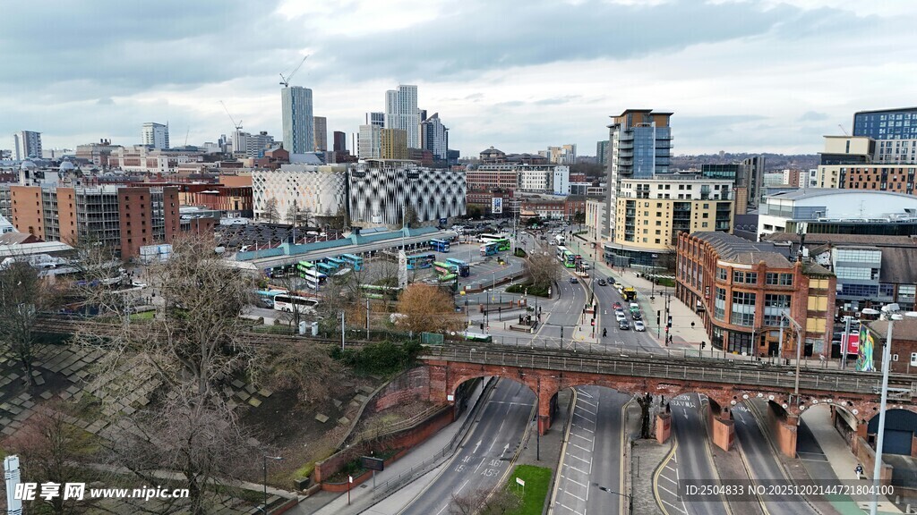 城市铁轨与建筑景观