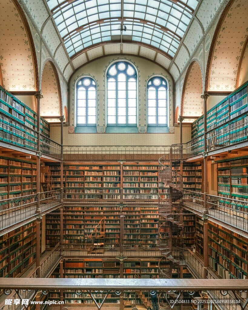 古典图书馆内景