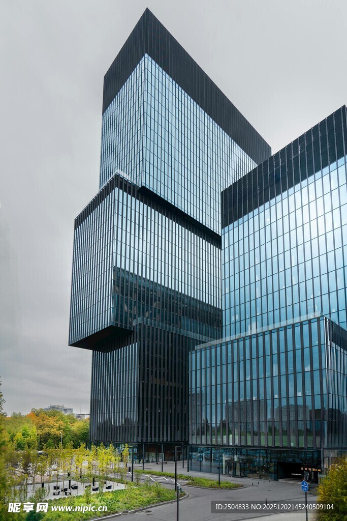 现代玻璃幕墙摩天大楼