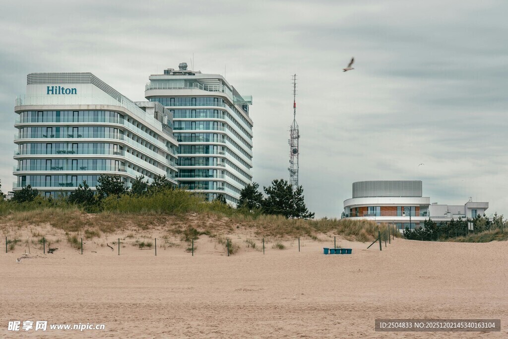 海滨沙滩旁的现代高楼