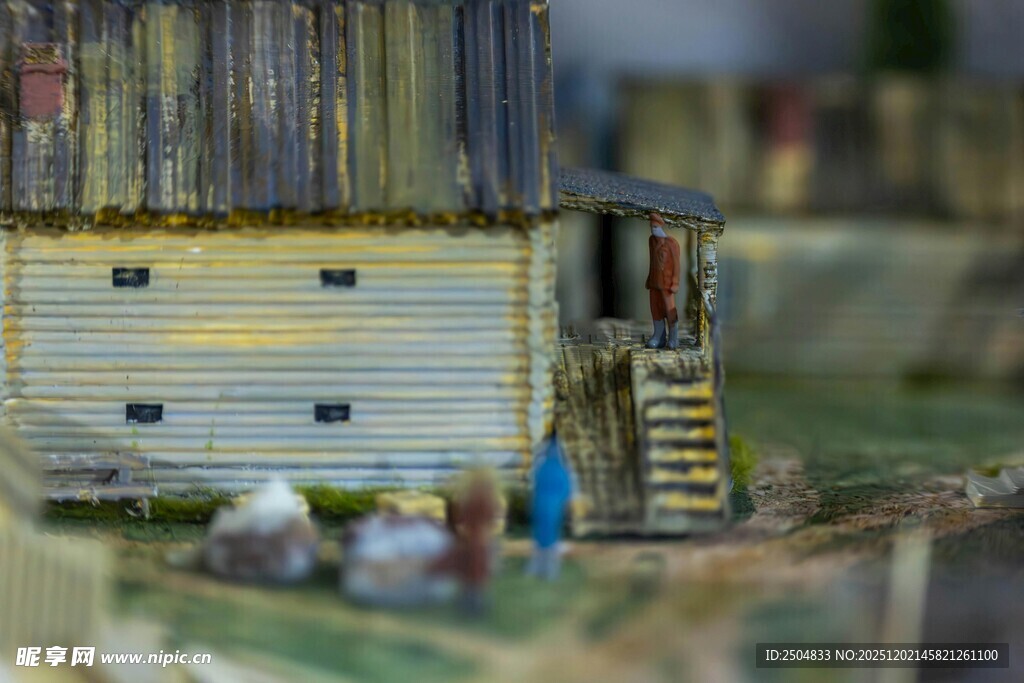 老旧木屋旁的人物场景模型