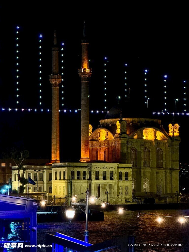 伊斯坦布尔夜景中的宏伟建筑