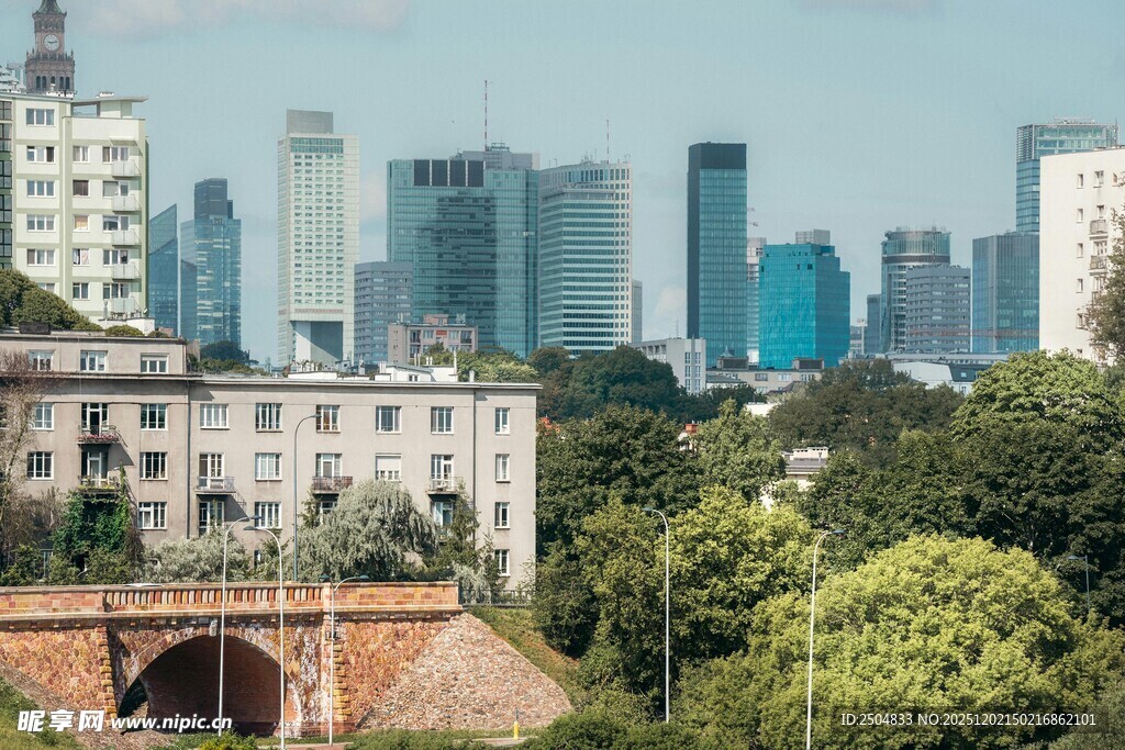 城市中的历史桥梁与现代建筑