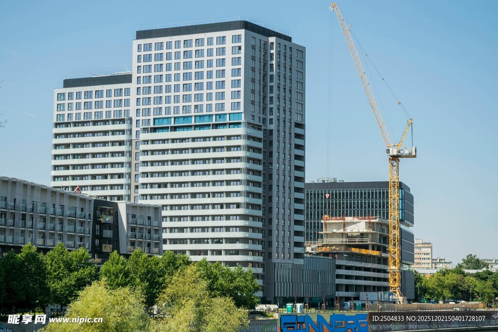 城市中的现代高楼与吊车