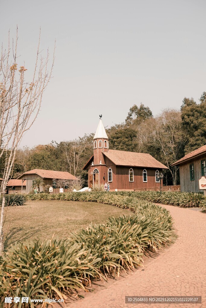 乡村小屋旁的宁静小路