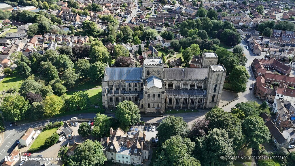 俯瞰绿树环绕的宏伟建筑