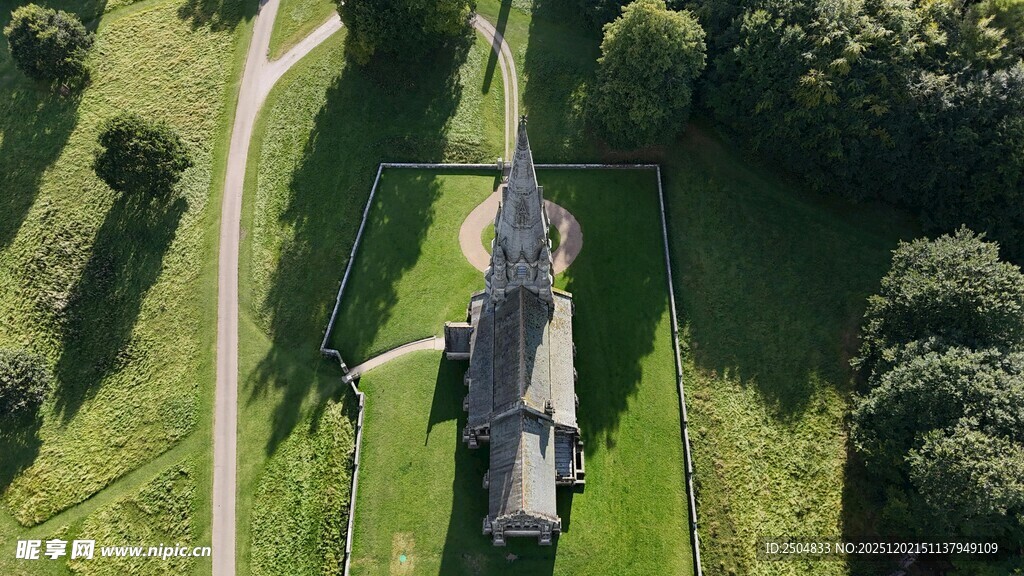 空中俯瞰田园中的古老建筑