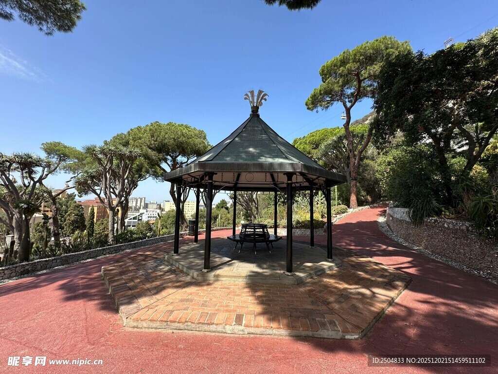 公园中式凉亭与绿树景观