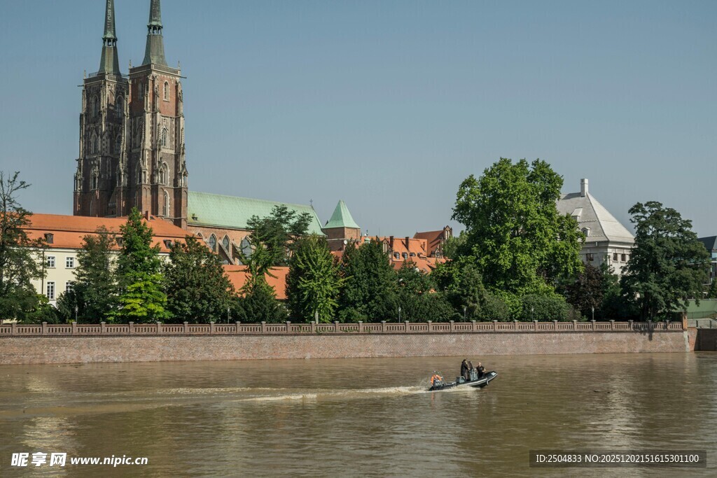河畔城市风光 船只穿行