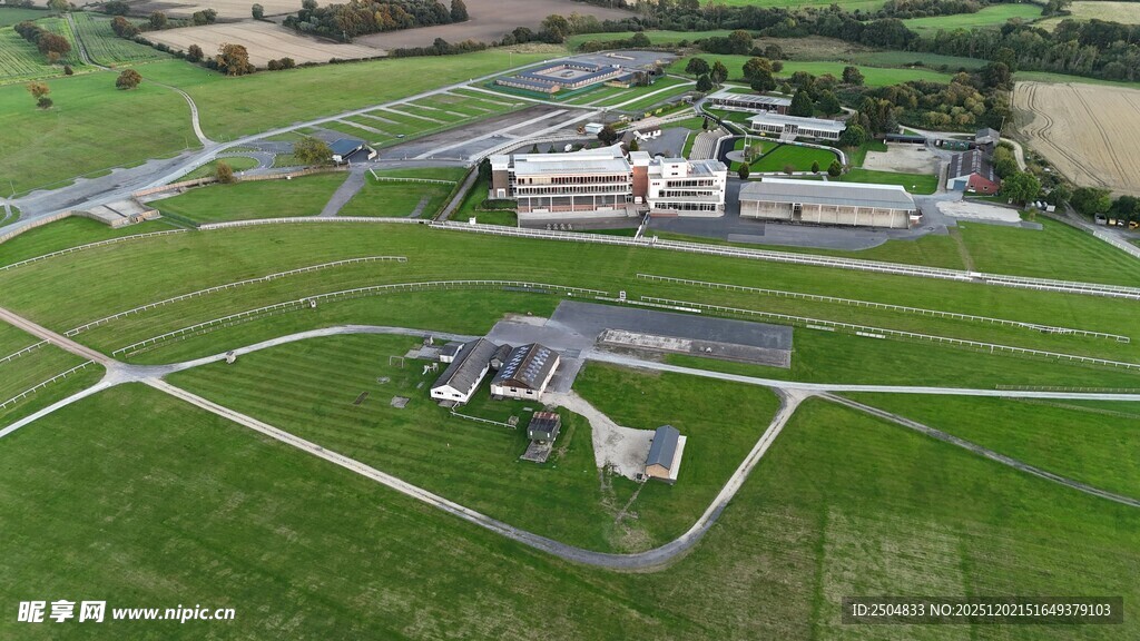 俯瞰绿色田野中的建筑群
