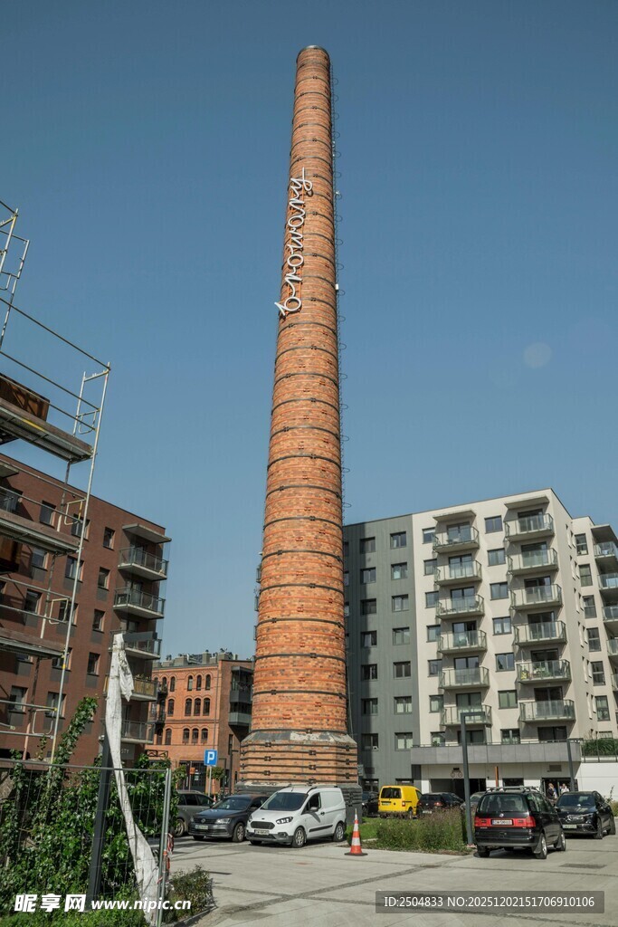 老旧烟囱旁的城市建筑景观