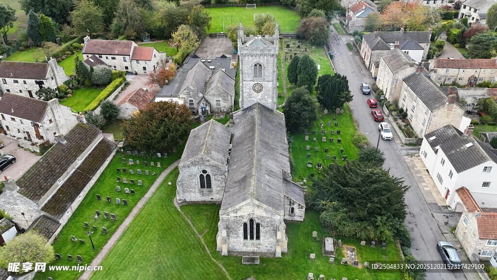 俯瞰宁静社区建筑群