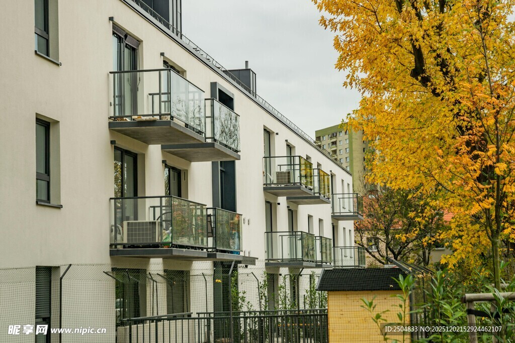 秋日里的现代公寓楼景