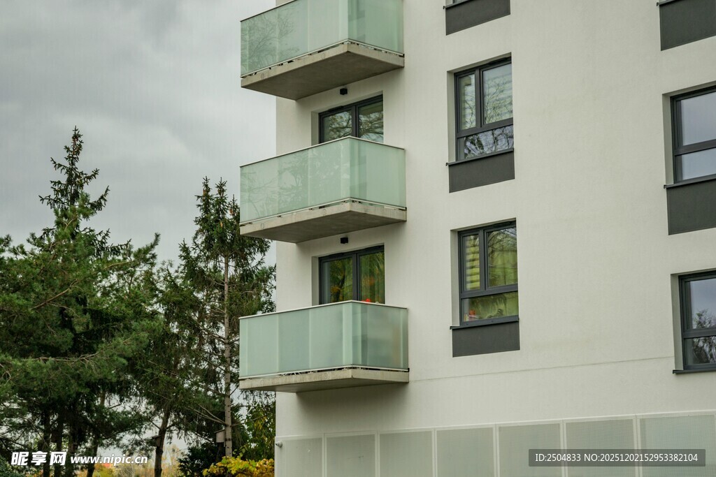 现代风格带阳台的多层建筑