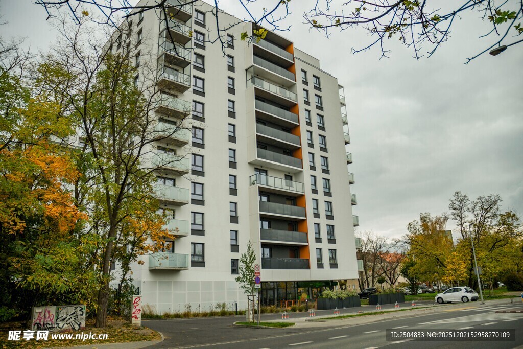 秋日中的高层住宅楼