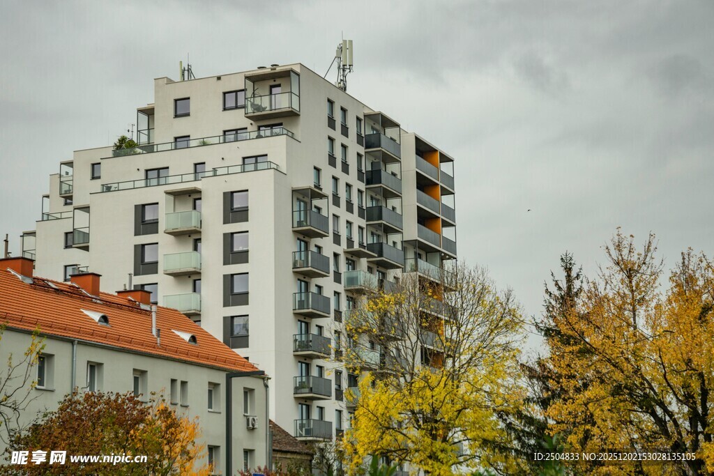 秋日城市中的住宅楼景观