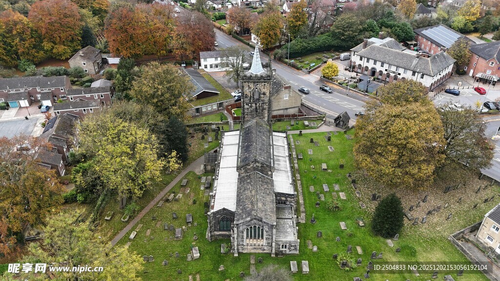 俯瞰宁静墓地与周边景致