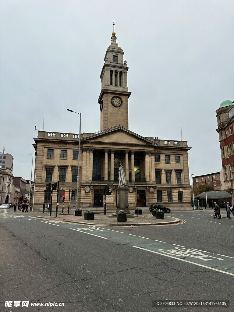 古典钟楼建筑街景