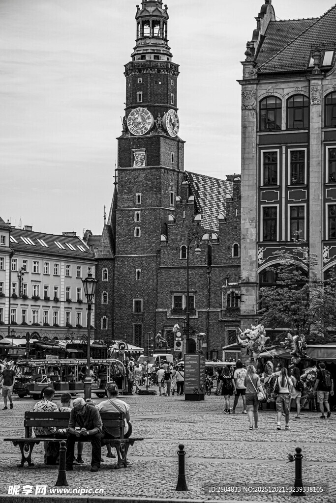 古老钟楼前的热闹广场