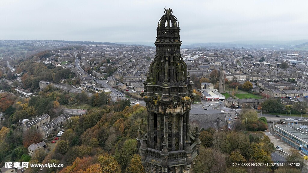 高耸纪念碑俯瞰城市景观