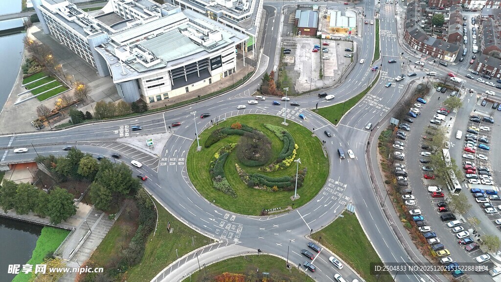 城市环形交叉路口俯瞰