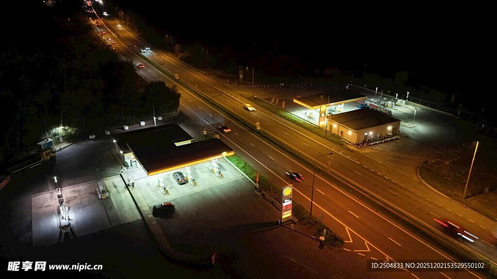 城市夜景中的公路与建筑