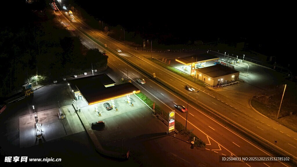 夜晚公路旁的灯光景象