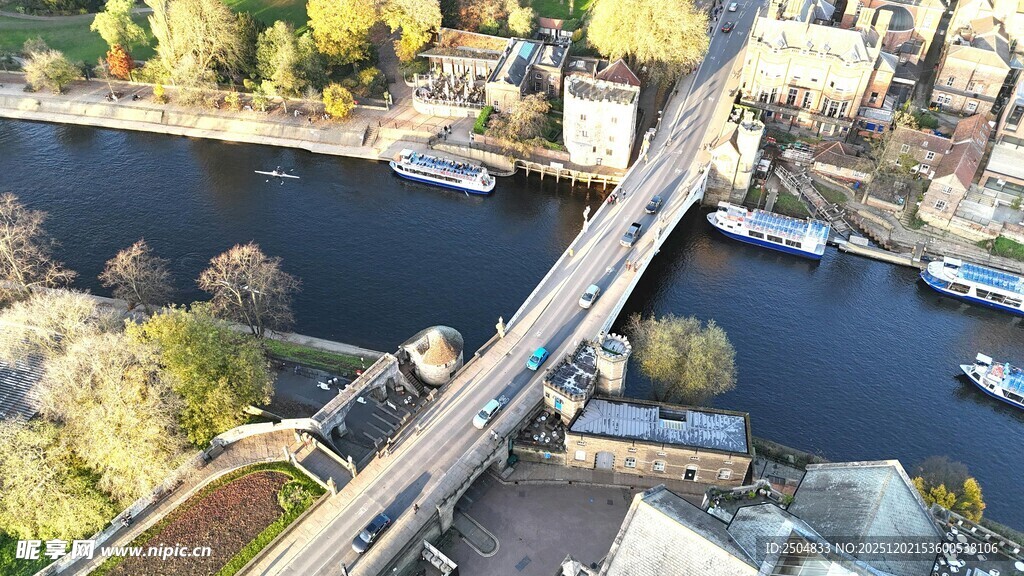 城市河流上的桥梁景观