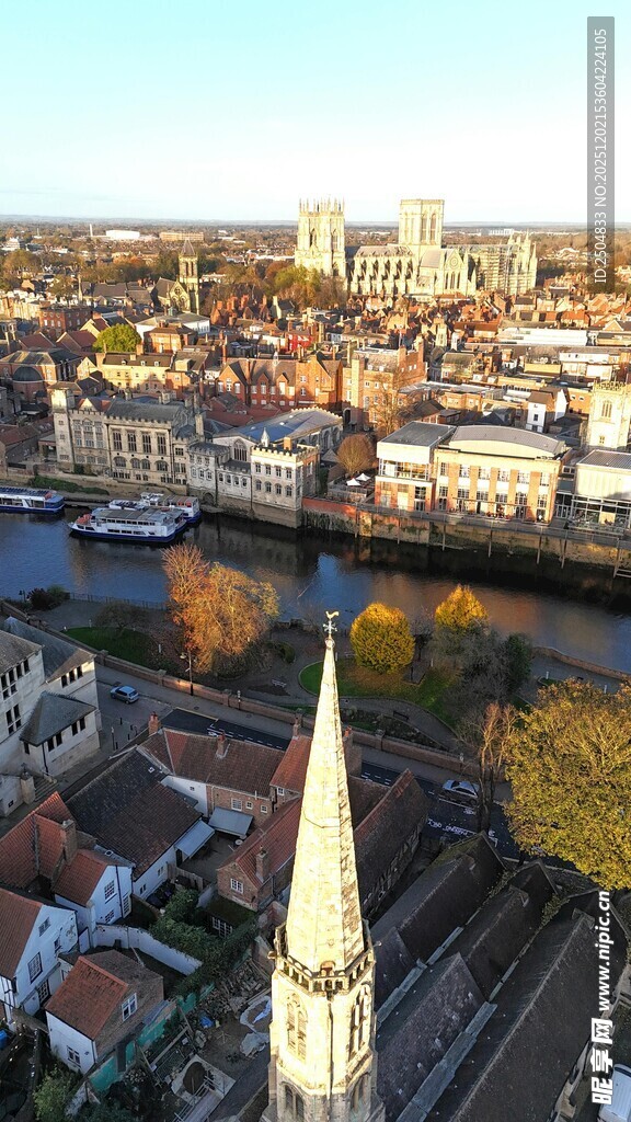 城市天际线与尖顶建筑景观