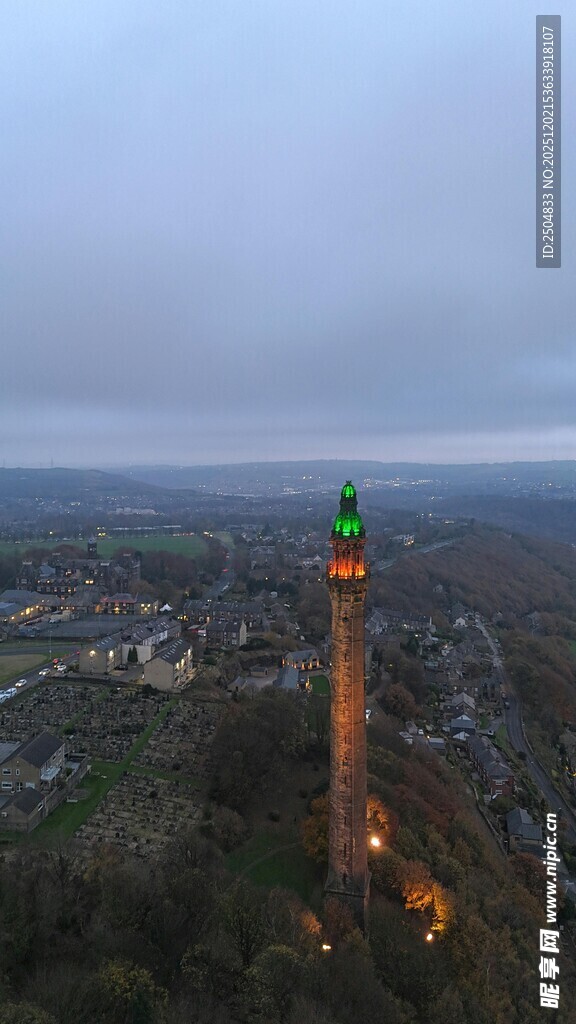 城市中高耸的发光塔楼