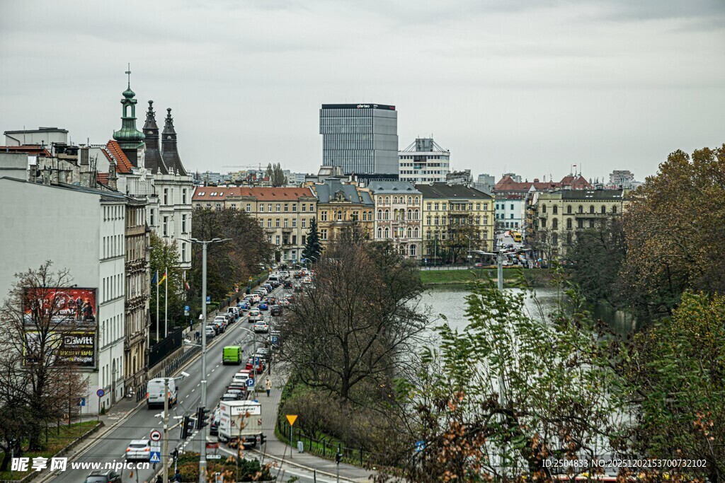 城市街道河畔景观