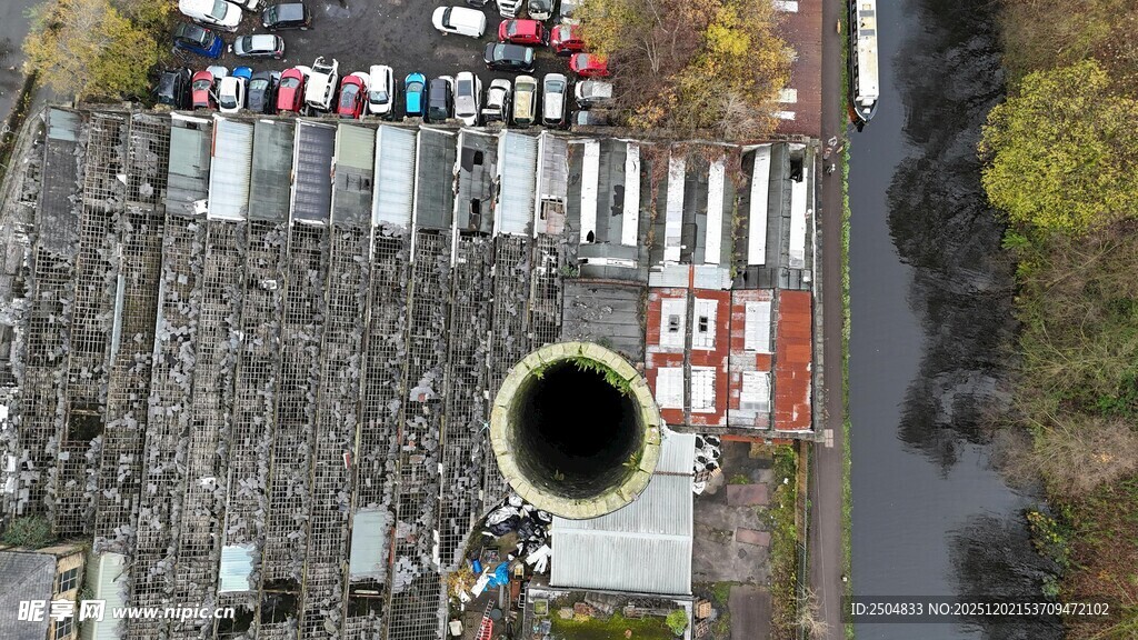 俯瞰工业设施中的圆形结构