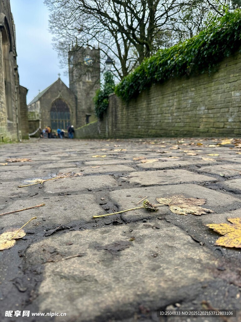 古老石径与远处建筑